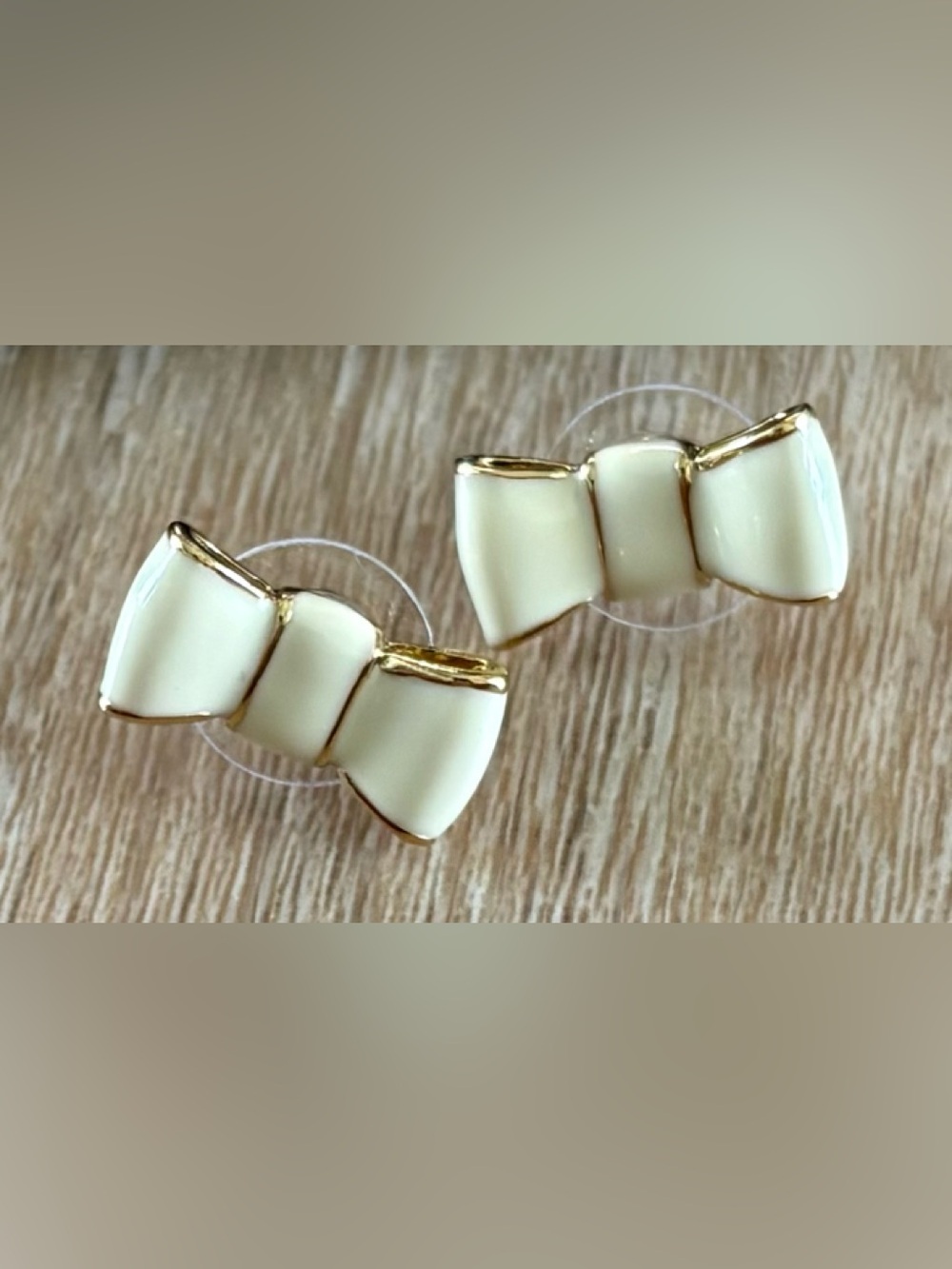 KATE SPADE CREAM W/ GOLD TRIM ENAMELED BOW EARRINGS Excellent PRE-OWN